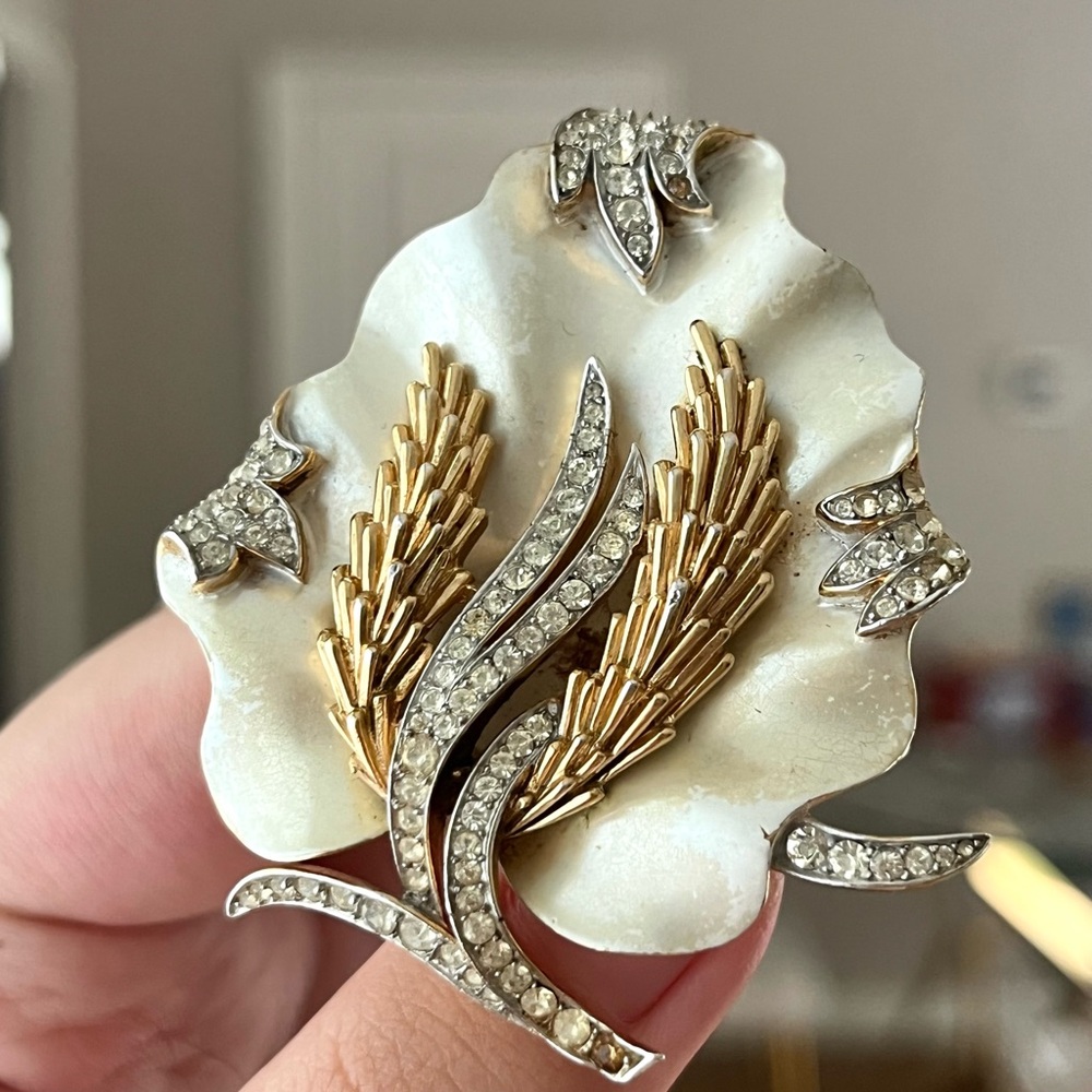 Vintage Trifari Crown 50s Under The Sea Coral Reef Mother of Pearl Gold Brooch - Picture 11 of 14